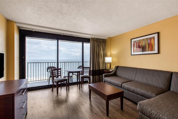 COMFORT INN AND SUITES OCEANFRONT (Virginia Beach)